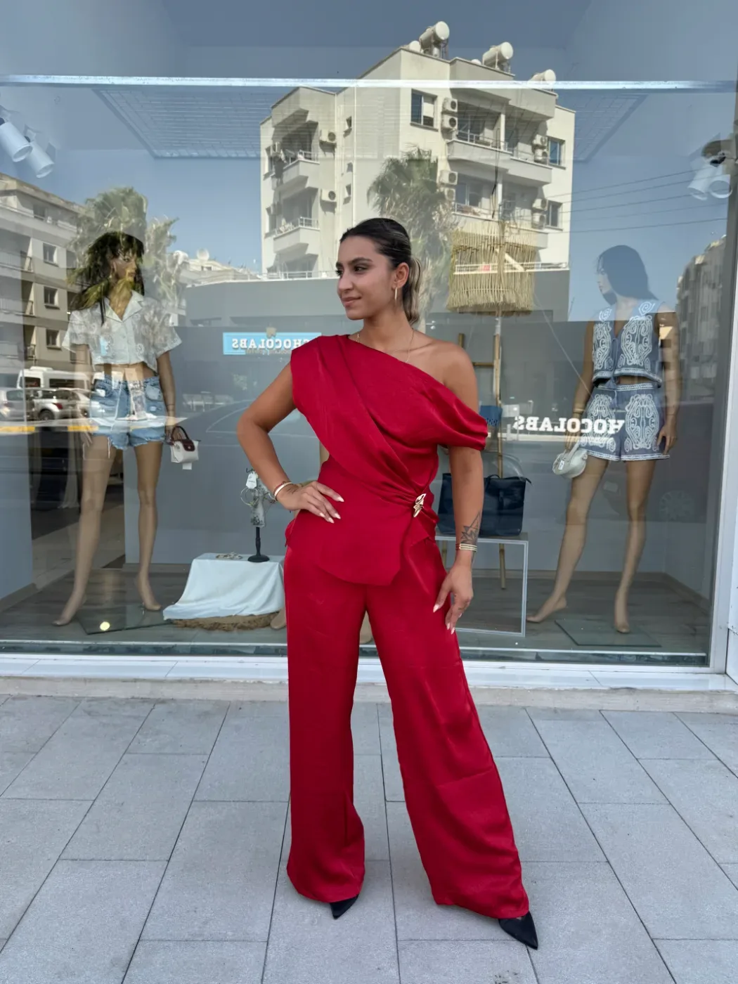 AKSESUAR DETAYLI BLUZ & BAGUCU DETAYLI PANTOLON
